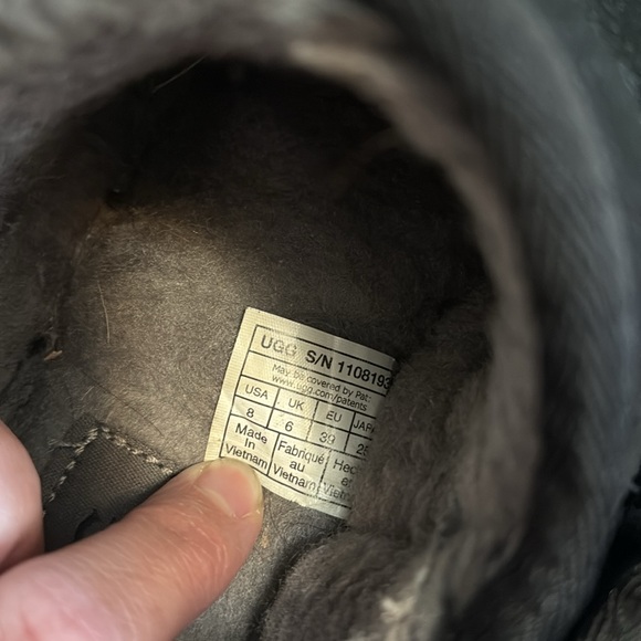 Ugg slippers black size 8 - Picture 2 of 4